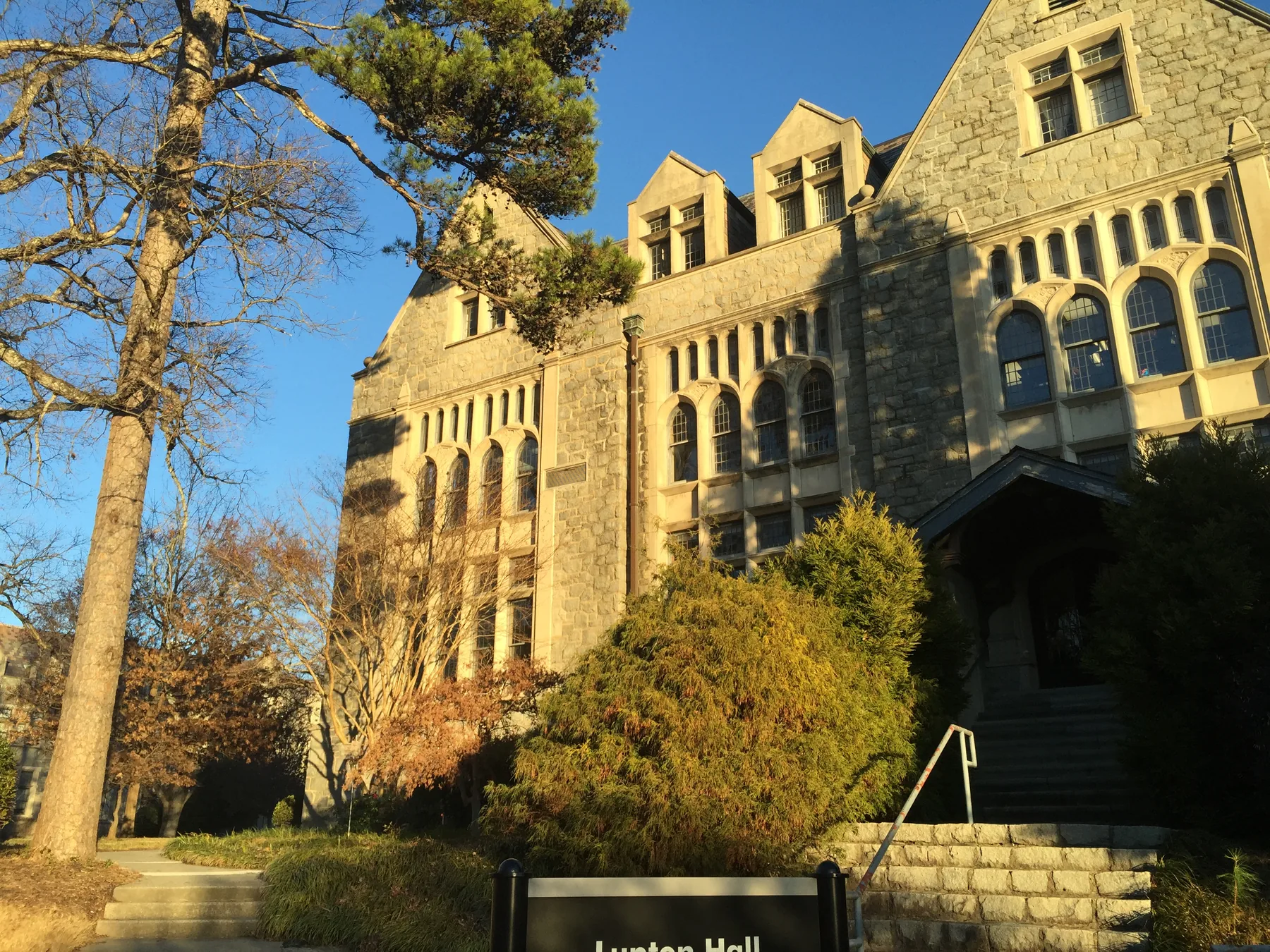 Lupton Hall, el edificio gótico de la parte vieja del campus de Oglethorpe University, con su cartel al frente